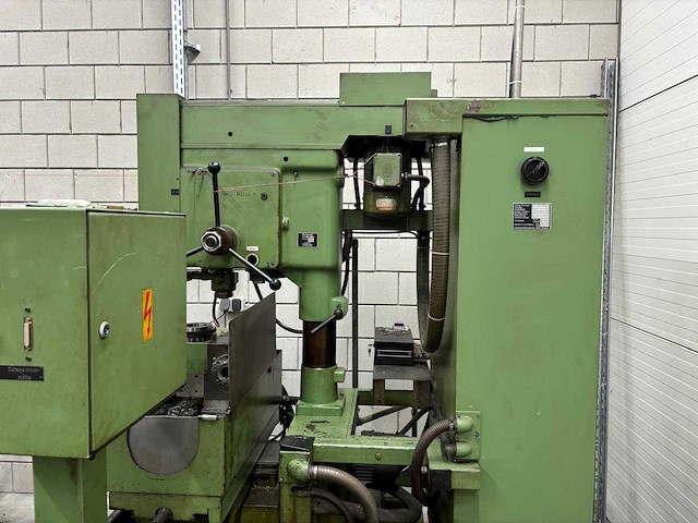 Universal milling machine - afbeelding 9 van  12