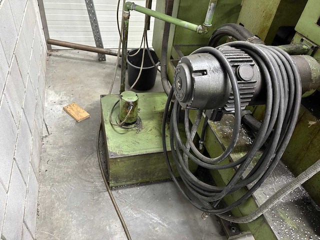 Universal milling machine - afbeelding 12 van  12
