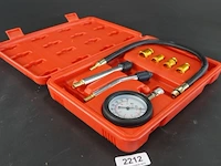 Universele compressietesterset voor benzinemotoren in een rode opbergkoffer