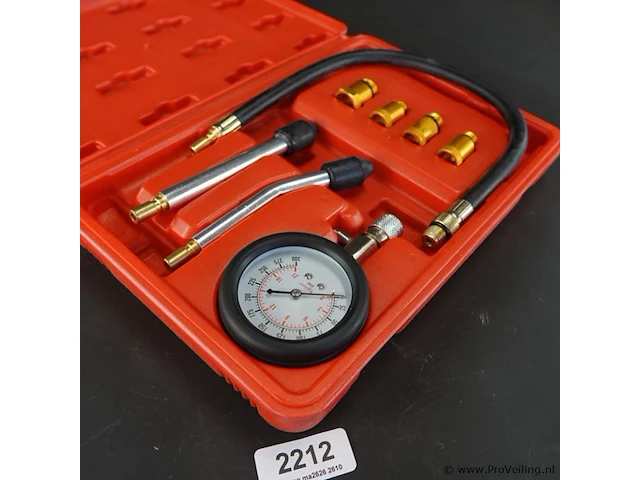 Universele compressietesterset voor benzinemotoren in een rode opbergkoffer - afbeelding 2 van  5