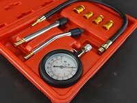 Universele compressietesterset voor benzinemotoren in een rode opbergkoffer - afbeelding 2 van  5