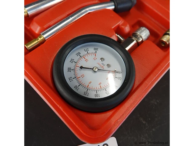 Universele compressietesterset voor benzinemotoren in een rode opbergkoffer - afbeelding 3 van  5