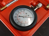 Universele compressietesterset voor benzinemotoren in een rode opbergkoffer - afbeelding 3 van  5