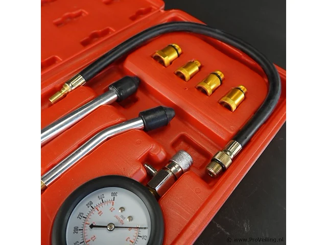 Universele compressietesterset voor benzinemotoren in een rode opbergkoffer - afbeelding 4 van  5