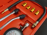 Universele compressietesterset voor benzinemotoren in een rode opbergkoffer - afbeelding 4 van  5