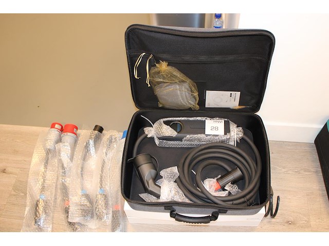 Universele oplader / laadkabel besen mode 2 bs-pcd-50 met 5 verloopkabels. nieuw in draagtas. - afbeelding 1 van  3