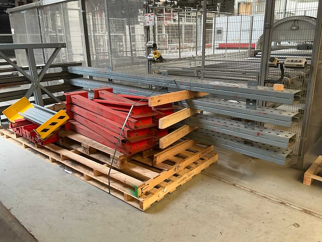 Unknown - draagarmstelling - afbeelding 1 van  13