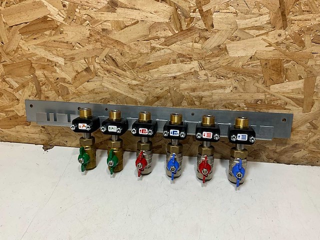 Uponor combi port hybride aansluitbeugel - afbeelding 1 van  7