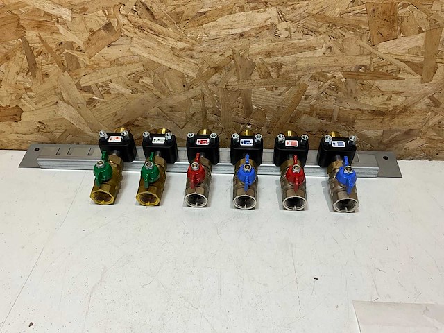 Uponor combi port hybride aansluitbeugel - afbeelding 7 van  7