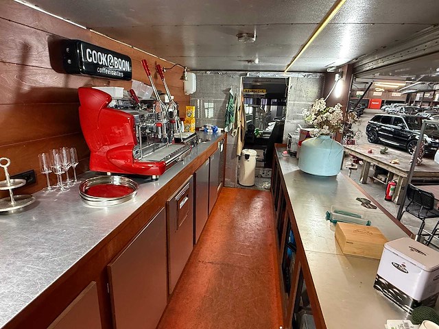 Utilimaster - curb-side mobiele koffie corner met toegangsdeur aan de passagierszijde - afbeelding 4 van  16