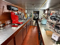 Utilimaster - curb-side mobiele koffie corner met toegangsdeur aan de passagierszijde - afbeelding 4 van  16