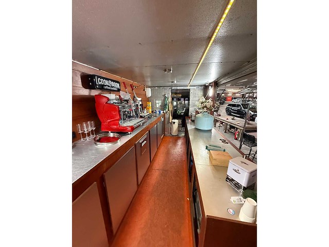 Utilimaster - curb-side mobiele koffie corner met toegangsdeur aan de passagierszijde - afbeelding 5 van  16