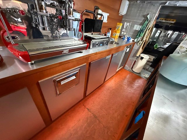 Utilimaster - curb-side mobiele koffie corner met toegangsdeur aan de passagierszijde - afbeelding 13 van  16