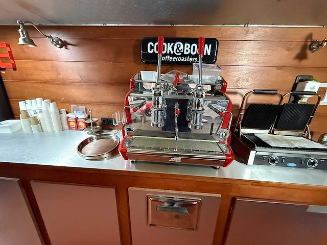 Utilimaster - curb-side mobiele koffie corner met toegangsdeur aan de passagierszijde - afbeelding 14 van  16