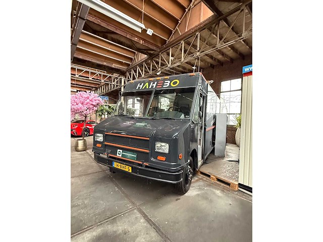 Utilimaster - curb-side mobiele koffie corner met toegangsdeur aan de passagierszijde - afbeelding 1 van  16