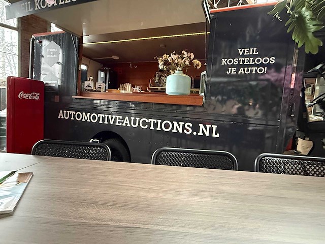 Utilimaster - curb-side mobiele koffie corner met toegangsdeur aan de passagierszijde - afbeelding 8 van  16