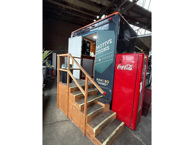 Utilimaster - curb-side mobiele koffie corner met toegangsdeur aan de passagierszijde - afbeelding 15 van  16