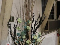 Vaas met kunstbloemen & decoratieve takken - afbeelding 4 van  5