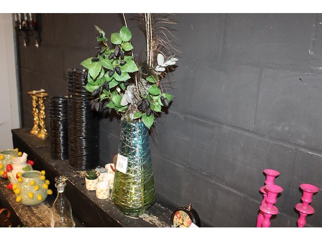 Vaas met kunstbloemen en pauwveren hoogte 100 cm. - afbeelding 1 van  2