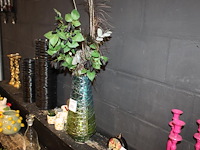 Vaas met kunstbloemen en pauwveren hoogte 100 cm. - afbeelding 1 van  2