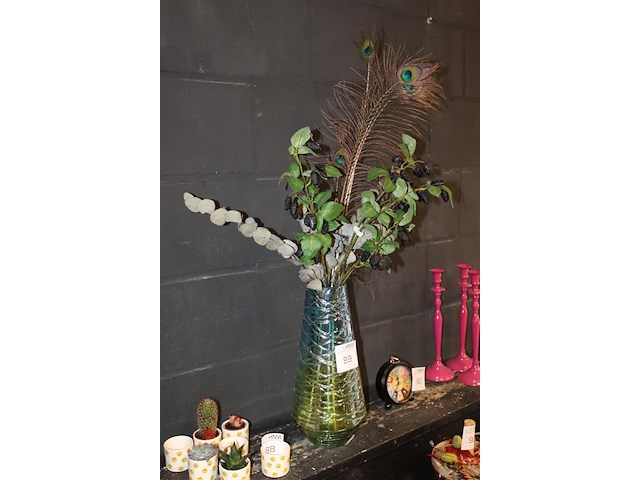 Vaas met kunstbloemen en pauwveren hoogte 100 cm. - afbeelding 2 van  2