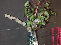 Vaas met kunstbloemen en pauwveren hoogte 100 cm. - afbeelding 2 van  2