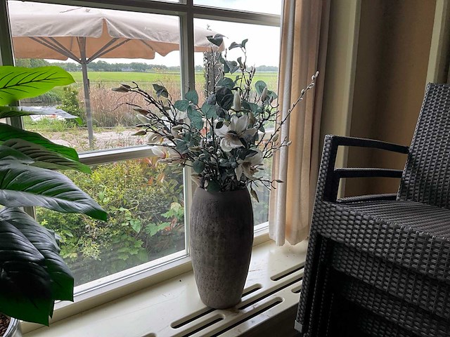 Vaas met kunstbloemen - afbeelding 1 van  4