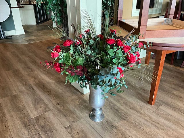 Vaas met rozen boeket kunstbloemen - afbeelding 1 van  6