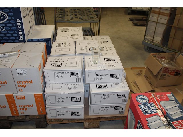 Vaasjes / bierglazen op pallet. 28 dozen met 12 stuks. - afbeelding 1 van  3