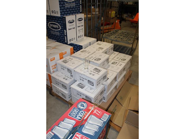 Vaasjes / bierglazen op pallet. 28 dozen met 12 stuks. - afbeelding 2 van  3