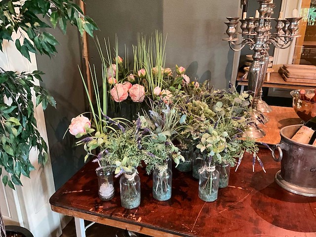 Vaasjes met kunstbloemen (24x) - afbeelding 1 van  5