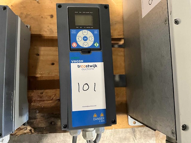 Vacon vacon0100-3l-0008-4-hvac frequentieregelaar - afbeelding 2 van  5