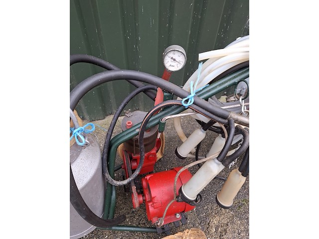 Vacuumtank en melkmachine - afbeelding 4 van  16