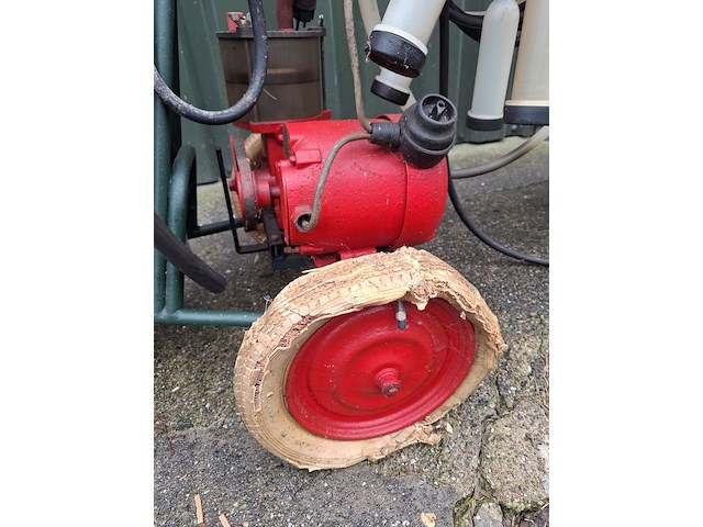Vacuumtank en melkmachine - afbeelding 6 van  16