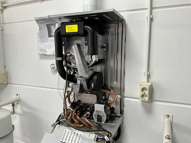 Vaillant ecotec classic 18-24/5-3 hr cv-ketel cw3 - afbeelding 1 van  2
