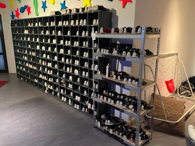 Vakken kast met voorraad bowlingschoenen - afbeelding 1 van  9