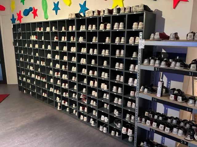 Vakken kast met voorraad bowlingschoenen - afbeelding 2 van  9