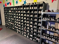 Vakken kast met voorraad bowlingschoenen - afbeelding 2 van  9
