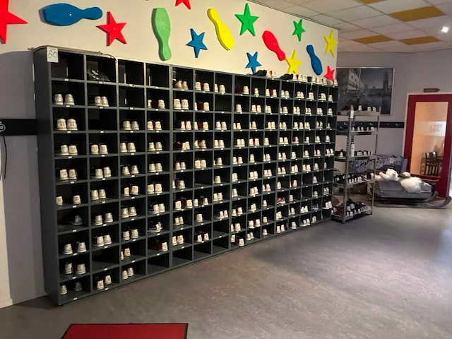 Vakken kast met voorraad bowlingschoenen - afbeelding 3 van  9