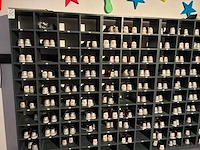 Vakken kast met voorraad bowlingschoenen - afbeelding 4 van  9