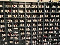 Vakken kast met voorraad bowlingschoenen - afbeelding 5 van  9