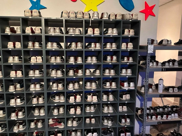 Vakken kast met voorraad bowlingschoenen - afbeelding 6 van  9