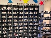 Vakken kast met voorraad bowlingschoenen - afbeelding 6 van  9