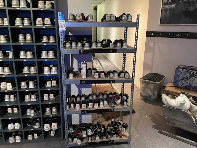 Vakken kast met voorraad bowlingschoenen - afbeelding 7 van  9