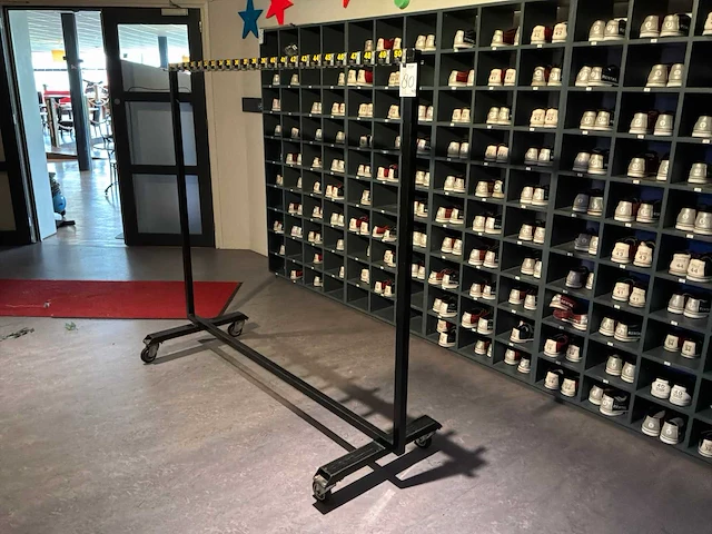 Vakken kast met voorraad bowlingschoenen - afbeelding 8 van  9
