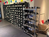 Vakken kast met voorraad bowlingschoenen
