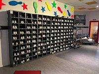 Vakken kast met voorraad bowlingschoenen - afbeelding 3 van  9