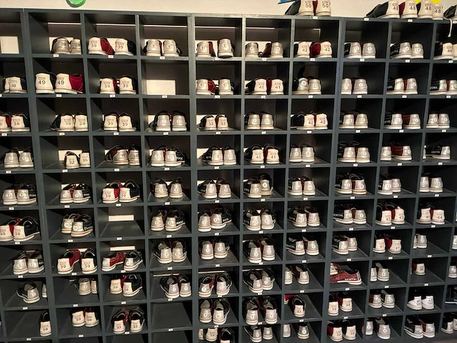 Vakken kast met voorraad bowlingschoenen - afbeelding 5 van  9