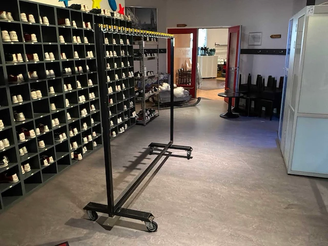 Vakken kast met voorraad bowlingschoenen - afbeelding 9 van  9