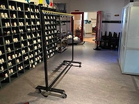 Vakken kast met voorraad bowlingschoenen - afbeelding 9 van  9
